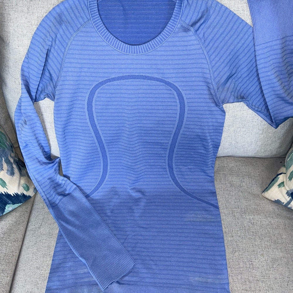** SOLD-**
Lululemon long sleeve swiftly. Size 4